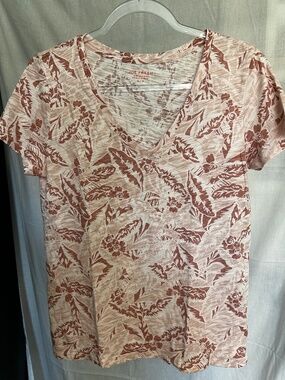 Joe Fresh pink tropical print V-neck tee in women’s size Medium.